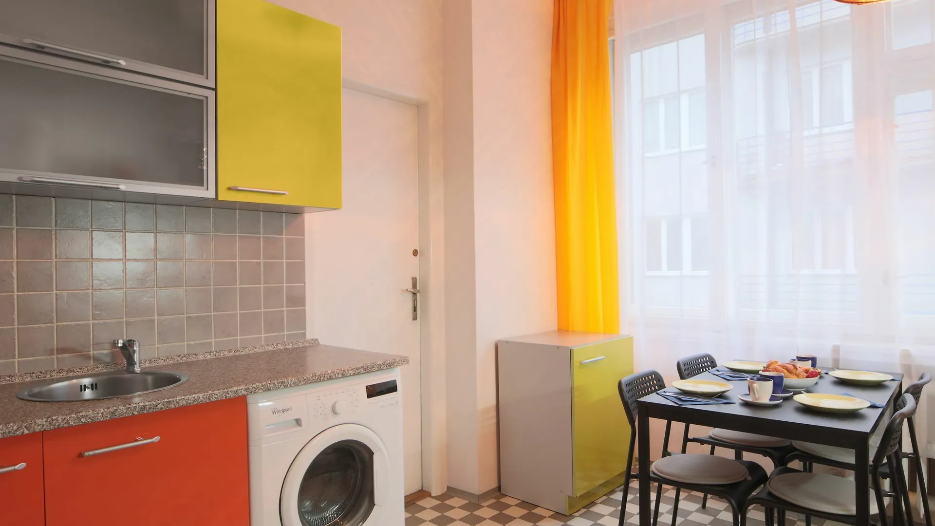 City Center Apartment For 7 People Walking Distance To Old Town By Eas براغ جمهورية التشيك
